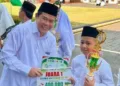 Ketua DPRD Kabupaten Jepara, Agus Sutisna, menyerahkan hadiah kepada santri berprestasi pada apel peringatan Hari Santri Nasional 2026 di halaman Sekretariat Daerah Kabupaten Jepar pada Kamis, 22 Oktober 2026. (Tomi Budianto/Lingkarjateng.id)