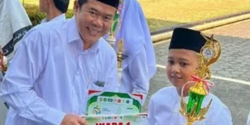 Ketua DPRD Kabupaten Jepara, Agus Sutisna, menyerahkan hadiah kepada santri berprestasi pada apel peringatan Hari Santri Nasional 2026 di halaman Sekretariat Daerah Kabupaten Jepar pada Kamis, 22 Oktober 2026. (Tomi Budianto/Lingkarjateng.id)