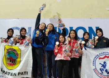 Para juara cabor muaythai kompetisi Poprrov Jateng yang berlangsung di Salatiga pada Minggu, 25 Oktober 2026. (KONI Salatiga/Lingkarjateng.id)