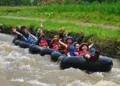 Sejumlah wisatawan menikmati wahana tubing di Desa Pandansari, Kecamatan Warungasem, Kabupaten Batang. (dok for Lingkarjateng.id)