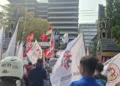 Ratusan buruh yang tergabung dalam ABJAT saat berunjuk rasa di depan Kantor Gubernur Jawa Tengah, Kamis, 1 Oktober 2026. (Rizky Syahrul Al-Fath/Lingkarjateng.id)