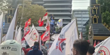 Ratusan buruh yang tergabung dalam ABJAT saat berunjuk rasa di depan Kantor Gubernur Jawa Tengah, Kamis, 1 Oktober 2026. (Rizky Syahrul Al-Fath/Lingkarjateng.id)