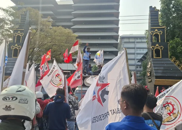 Ratusan buruh yang tergabung dalam ABJAT saat berunjuk rasa di depan Kantor Gubernur Jawa Tengah, Kamis, 1 Oktober 2026. (Rizky Syahrul Al-Fath/Lingkarjateng.id)