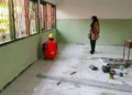 ILUSTRASI: Pekerja mengerjakan perbaikan ruang kelas di salah satu sekolah wilayah Kabupaten Blora. (Eko Wicaksono/Lingkarjateng.id)