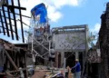 ROBOH: Kondisi tower ambruk yang menimpa rumah warga di Desa Mintreng, Kecamatan Kebonagung, Kabupaten Demak usai diterjang hujan deras disertai angin pada Jumat, 30 Oktober 2026 sore. (M. Burhanuddin Aslam/Lingkarjateng.id)