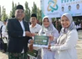 Bupati Blora, Arief Rohman, menyerahkan hadiah kepada santri berprestasi dalam rangkaian acara peringatan Hari Santri Nasional (HSN) 2026 di Alun-Alun Blora, Kamis, 22 Oktober 2026. (dok for Lingkarjateng.id)