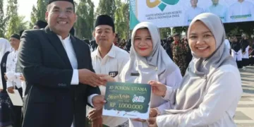 Bupati Blora, Arief Rohman, menyerahkan hadiah kepada santri berprestasi dalam rangkaian acara peringatan Hari Santri Nasional (HSN) 2026 di Alun-Alun Blora, Kamis, 22 Oktober 2026. (dok for Lingkarjateng.id)