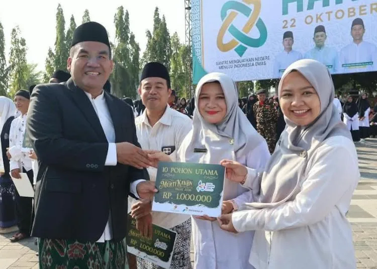 Bupati Blora, Arief Rohman, menyerahkan hadiah kepada santri berprestasi dalam rangkaian acara peringatan Hari Santri Nasional (HSN) 2026 di Alun-Alun Blora, Kamis, 22 Oktober 2026. (dok for Lingkarjateng.id)