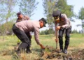 Jajaran Polres Kendal menanam 100 bibit pohon di kawasan Pantai Muara Kencan, Desa Pidodo Kulon, Kecamatan Patebon pada Jumat, 23 Oktober 2026. (dok for Lingkarjateng.id)