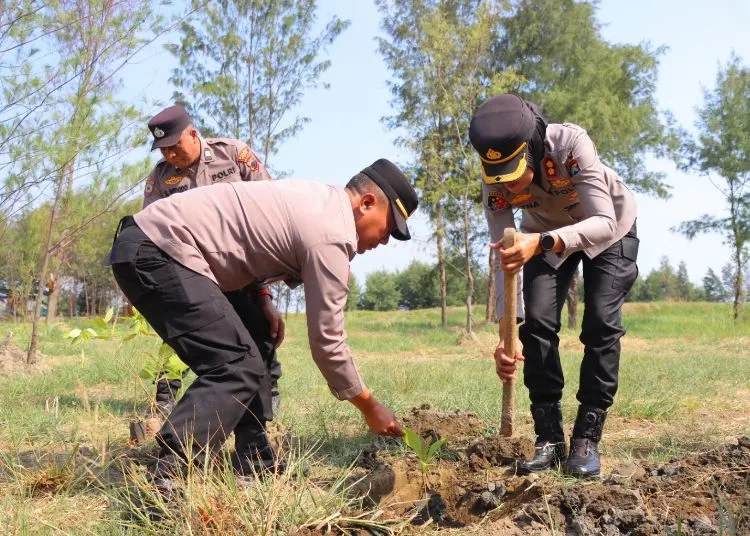 Jajaran Polres Kendal menanam 100 bibit pohon di kawasan Pantai Muara Kencan, Desa Pidodo Kulon, Kecamatan Patebon pada Jumat, 23 Oktober 2026. (dok for Lingkarjateng.id)