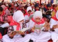 Para siswa dan masyarakat mengikuti kegiatan membaca bersama dalam Festival Literasi Kota Pekalongan tahun 2025 lalu. (Dok. For Lingkarjateng.id)