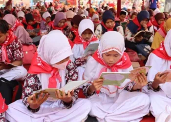 Para siswa dan masyarakat mengikuti kegiatan membaca bersama dalam Festival Literasi Kota Pekalongan tahun 2025 lalu. (Dok. For Lingkarjateng.id)
