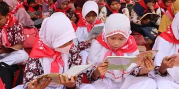 Para siswa dan masyarakat mengikuti kegiatan membaca bersama dalam Festival Literasi Kota Pekalongan tahun 2025 lalu. (Dok. For Lingkarjateng.id)