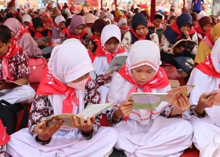 Para siswa dan masyarakat mengikuti kegiatan membaca bersama dalam Festival Literasi Kota Pekalongan tahun 2025 lalu. (Dok. For Lingkarjateng.id)