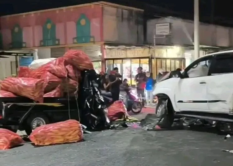 Kondisi mobil Grandmax ringsek usai ditabrak Fortuner di depan Pasar Wedarijaksa, Kecamatan Wedarijaksa, Kabupaten Pati, Selasa malam, 13 Oktober 2026. (Lingkarjateng.id)