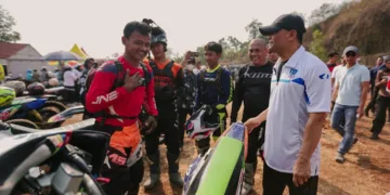 Gubernur Jawa Tengah, Ahmad Luthfi, menyapa peserta Gubernur Cup Jateng PETE Indonesia Hard Enduro #1 di Argon Enduro Park, Desa Sidomukti, Kecamatan Weleri, Kabupaten Kendal, Minggu, 11 Oktober 2026. (Humas Pemprov Jateng/Lingkarjateng.id)