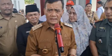 Gubernur Jawa Tengah, Ahmad Luthfi, memberi keterangan kepada awak media saat meninjau Koperasi Desa Merah Putih Bergas Kidul, Kecamatan Bergas, Kabupaten Semarang, Selasa, 20 Oktober 2026. (Hesty Imaniar/Lingkarjateng.id)