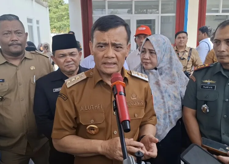 Gubernur Jawa Tengah, Ahmad Luthfi, memberi keterangan kepada awak media saat meninjau Koperasi Desa Merah Putih Bergas Kidul, Kecamatan Bergas, Kabupaten Semarang, Selasa, 20 Oktober 2026. (Hesty Imaniar/Lingkarjateng.id)