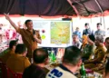 Gubernur Jawa Tengah, Ahmad Luthfi, memimpin rapat terbatas bersama Bupati Karanganyar, Badan Penanggulangan Bencana Daerah (BPBD), dan relawan di Pos Sakura Hills, Tawangmangu, Senin, 26 Oktober 2026. (Humas Pemprov Jateng/Lingkarjateng.id)