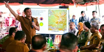 Gubernur Jawa Tengah, Ahmad Luthfi, memimpin rapat terbatas bersama Bupati Karanganyar, Badan Penanggulangan Bencana Daerah (BPBD), dan relawan di Pos Sakura Hills, Tawangmangu, Senin, 26 Oktober 2026. (Humas Pemprov Jateng/Lingkarjateng.id)