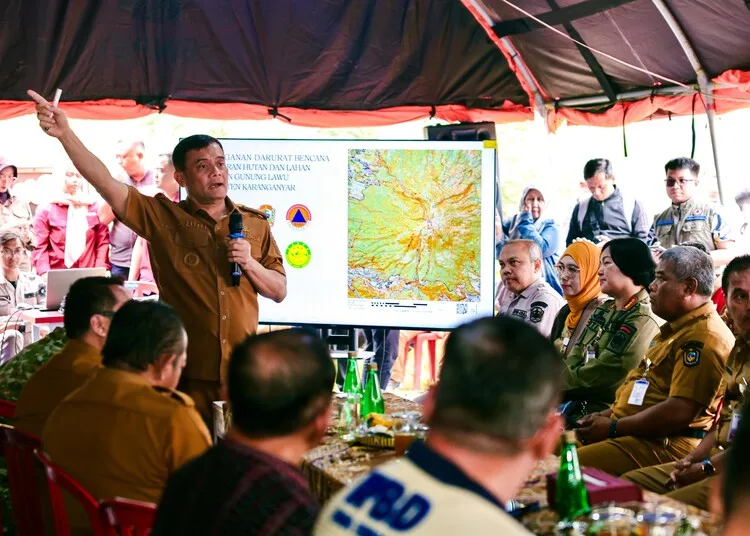 Gubernur Jawa Tengah, Ahmad Luthfi, memimpin rapat terbatas bersama Bupati Karanganyar, Badan Penanggulangan Bencana Daerah (BPBD), dan relawan di Pos Sakura Hills, Tawangmangu, Senin, 26 Oktober 2026. (Humas Pemprov Jateng/Lingkarjateng.id)