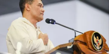 Gubernur Jawa Tengah, Ahmad Luthfi, memimpin doa bersama kepada atlet selam asal Kabupaten Jepara, Syabila Rizkia Putri Raharja (22), yang gugur dalam laga Pekan Olahraga Provinsi (Porprov) Jawa Tengah XVII di Stadion Jatidiri, Kota Semarang, Minggu, 25 Oktober 2026. (Humas Pemprov Jateng)