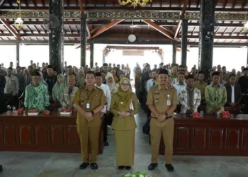 Bupati Demak Eisti’anah (tengah) bersama Forkopimda dalam kegiatan sosialisasi pencairan hibah kesejahteraan pendidik nonformal di Pendopo Demak, Rabu, 7 Oktober 2026. (M. Burhanuddin Aslam/Lingkarjateng.id)