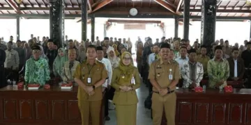 Bupati Demak Eisti’anah (tengah) bersama Forkopimda dalam kegiatan sosialisasi pencairan hibah kesejahteraan pendidik nonformal di Pendopo Demak, Rabu, 7 Oktober 2026. (M. Burhanuddin Aslam/Lingkarjateng.id)