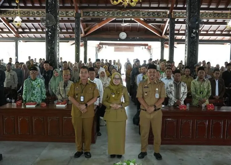 Bupati Demak Eisti’anah (tengah) bersama Forkopimda dalam kegiatan sosialisasi pencairan hibah kesejahteraan pendidik nonformal di Pendopo Demak, Rabu, 7 Oktober 2026. (M. Burhanuddin Aslam/Lingkarjateng.id)
