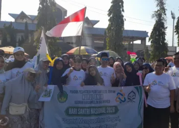 Bupati Kendal, Dyah Kartika Perpanasari, berfoto bersama peserta Jalan Sehat Santri dalam rangka peringatan HSN di Stadion Utama Kebondalem Kendal, Minggu, 18 Oktober 2026. (Anik Kustiani/Lingkarjateng.id)