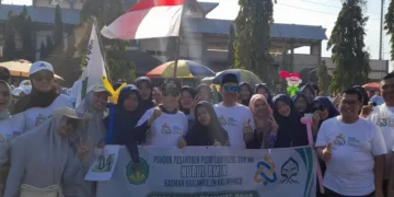 Bupati Kendal, Dyah Kartika Perpanasari, berfoto bersama peserta Jalan Sehat Santri dalam rangka peringatan HSN di Stadion Utama Kebondalem Kendal, Minggu, 18 Oktober 2026. (Anik Kustiani/Lingkarjateng.id)