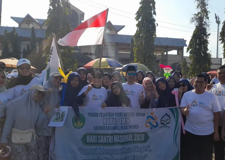 Bupati Kendal, Dyah Kartika Perpanasari, berfoto bersama peserta Jalan Sehat Santri dalam rangka peringatan HSN di Stadion Utama Kebondalem Kendal, Minggu, 18 Oktober 2026. (Anik Kustiani/Lingkarjateng.id)