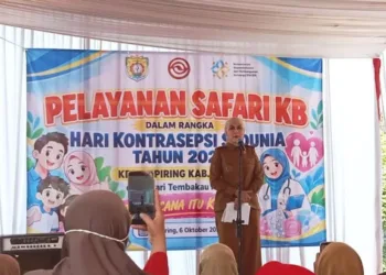Bupati Kendal, Dyah Kartika Permanasari, memberikan sambutan dalam acara pelayanan safari KB di lingkungan pabrik PT Sari Tembakau Harum Cepiring, Selasa 6 Oktober 2026. (dok for Lingkarjateng.id)