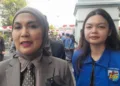 Bupati Kendal, Dyah Kartika Permanasari (kiri), bersama Ketua KNPI Nattaya Kenenza, usai upacara peringatan saat Hari Sumpah Pemuda ke-98 di Alun-alun Kendal, Rabu, 28 Oktober 2026. (Anik Kustiani/Lingkarjateng.id)