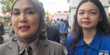 Bupati Kendal, Dyah Kartika Permanasari (kiri), bersama Ketua KNPI Nattaya Kenenza, usai upacara peringatan saat Hari Sumpah Pemuda ke-98 di Alun-alun Kendal, Rabu, 28 Oktober 2026. (Anik Kustiani/Lingkarjateng.id)