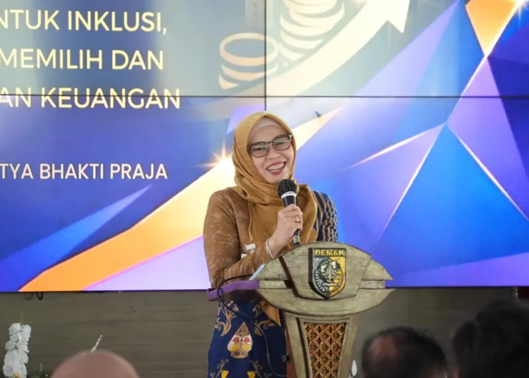 Bupati Demak Eisti’anah saat memberikan arahan dalam kegiatan Sosialisasi Edukasi Literasi Keuangan di Pendopo Demak, Kamis. (1/10/2026). Foto : Lingkar Network/Burhan