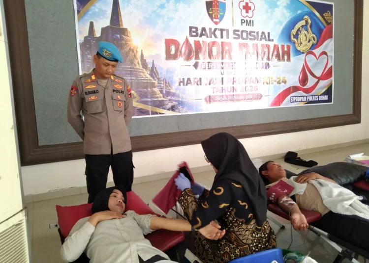 Personel Polres Demak saat mengikuti baksos donor darah di Mapolres Demak. Foto : Lingkar Network/Burhan