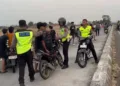 Petugas Satlantas Polres Pekalongan Kota melakukan patroli dan penertiban terhadap dugaan aksi balap liar di kawasan Exit Tol Setono, Kota Pekalongan. Foto : Fahri Akbar/Lingkar