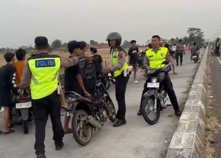Petugas Satlantas Polres Pekalongan Kota melakukan patroli dan penertiban terhadap dugaan aksi balap liar di kawasan Exit Tol Setono, Kota Pekalongan. Foto : Fahri Akbar/Lingkar