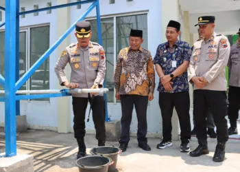 Kapolres Demak meresmikan sumur bor di Desa Ngaluran yang terdampak kekeringan krisis akan air bersih. Foto : Lingkar Network/Burhan