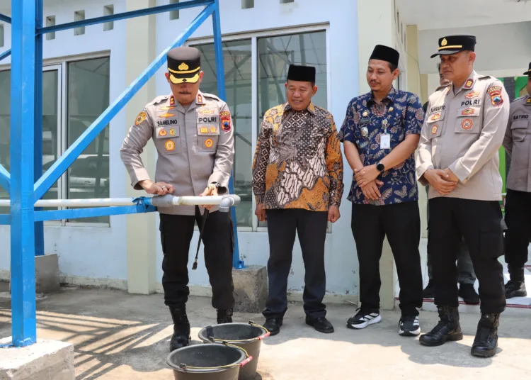 Kapolres Demak meresmikan sumur bor di Desa Ngaluran yang terdampak kekeringan krisis akan air bersih. Foto : Lingkar Network/Burhan