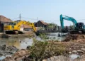Sebuah alat berat sedang melakukan normalisasi Sungai Tuntang Lama di Bonang. Foto: Lingkar Network/Burhan