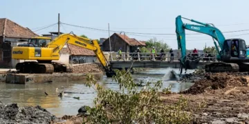 Sebuah alat berat sedang melakukan normalisasi Sungai Tuntang Lama di Bonang. Foto: Lingkar Network/Burhan