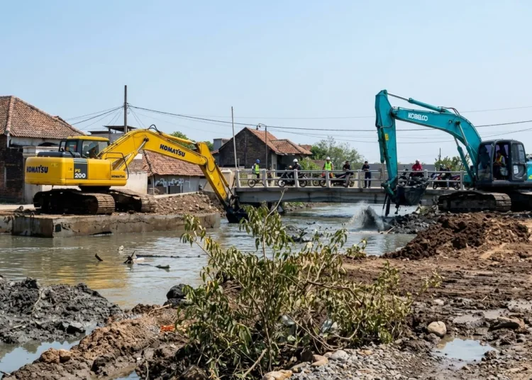 Sebuah alat berat sedang melakukan normalisasi Sungai Tuntang Lama di Bonang. Foto: Lingkar Network/Burhan