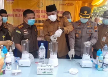 Kegiatan pemusnahan barang bukti perkara tindak pidana yang telah memiliki kekuatan hukum tetap atau inkracht. Foto : Lingkar Network/ Burhan