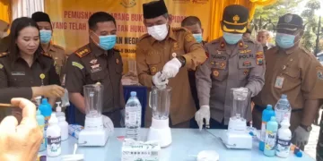 Kegiatan pemusnahan barang bukti perkara tindak pidana yang telah memiliki kekuatan hukum tetap atau inkracht. Foto : Lingkar Network/ Burhan