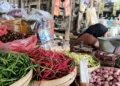 Pedagang cabai di pasar Sidomakmur, Kabupaten Blora. Foto : Eko Wicaksono/Lingkar
