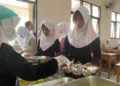 Siswa SMPN 2 Kandeman mengambil MBG dengan cara prasmanan. Foto : Dok.Pemkab Batang/Lingkar