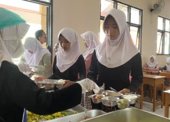 Siswa SMPN 2 Kandeman mengambil MBG dengan cara prasmanan. Foto : Dok.Pemkab Batang/Lingkar