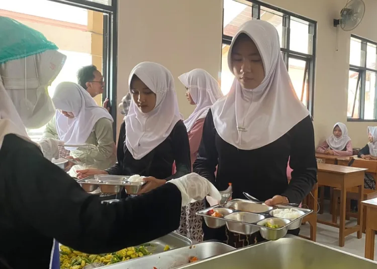 Siswa SMPN 2 Kandeman mengambil MBG dengan cara prasmanan. Foto : Dok.Pemkab Batang/Lingkar
